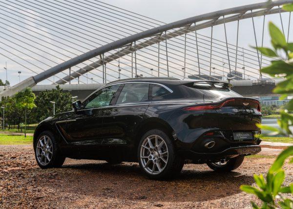 ASTON MARTIN DBX_side view