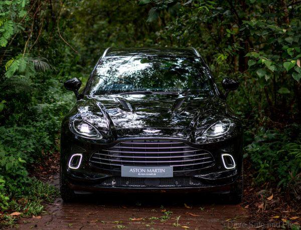 ASTON MARTIN DBX_beauty shot
