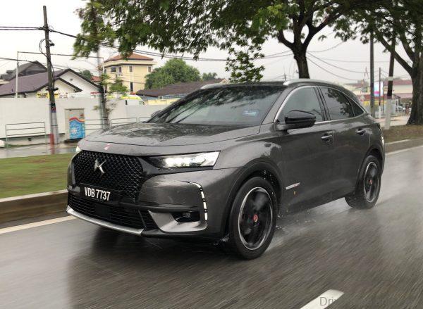 DS 7 Crossback SUV driving