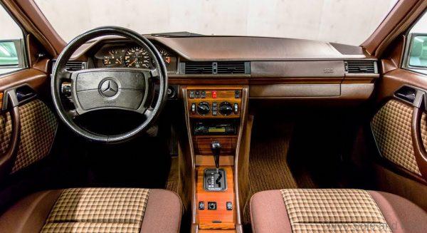 Mercedes-Benz 4MATIC dashboard