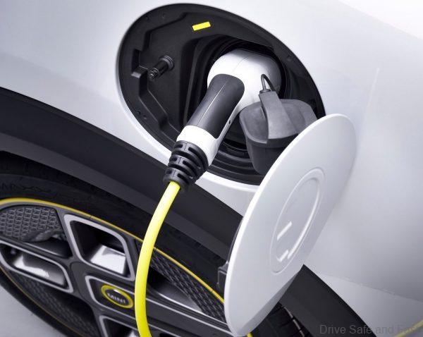Mini Cooper SE charging