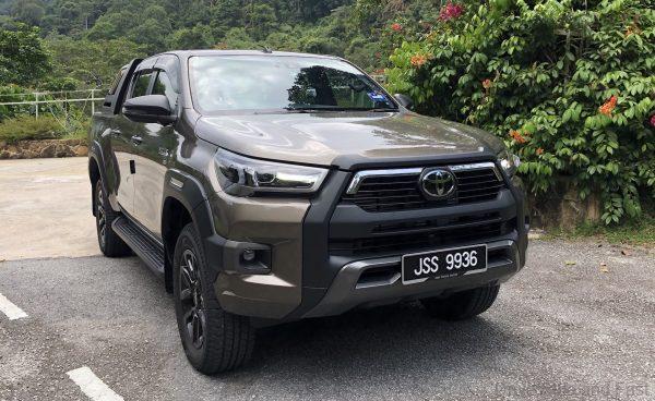 Toyota Hilux Rogue front view