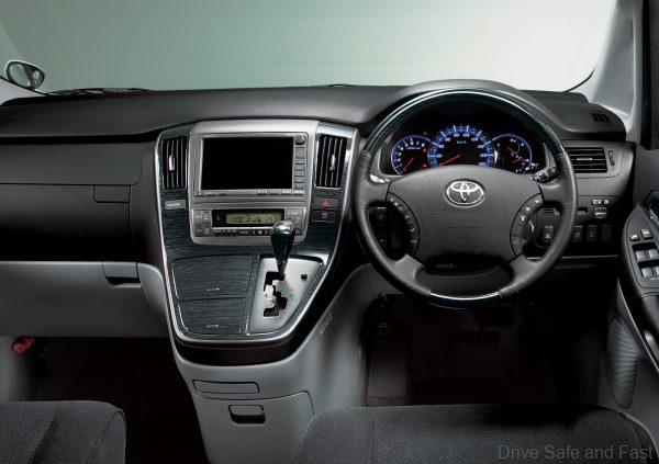 Toyota Alphard 2002 cockpit