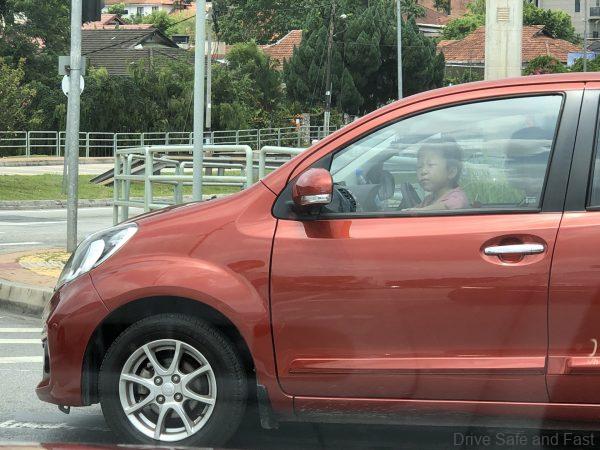 Child without baby seat and seatbelt
