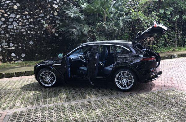 Aston Martin DBX_open doors