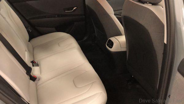 Hyundai Elantra_rear legroom