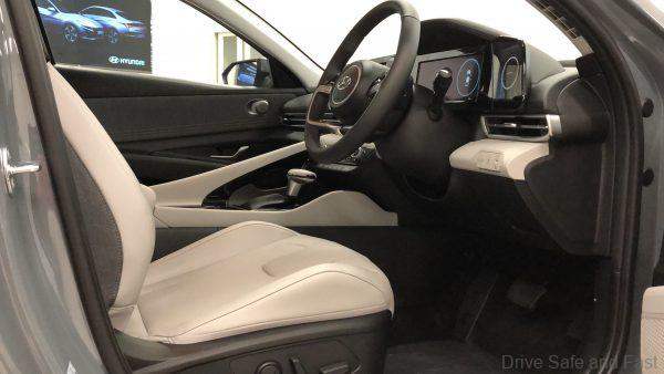 Hyundai Elantra_cockpit