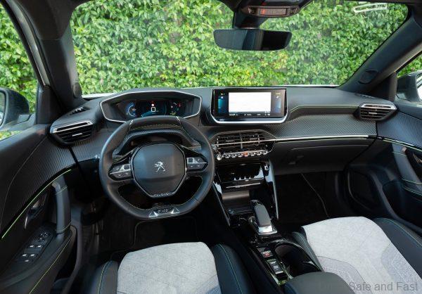 Peugeot e 2008 Crossover_cockpit