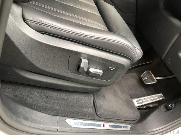 BMW X5 xDrive45e_electric seat
