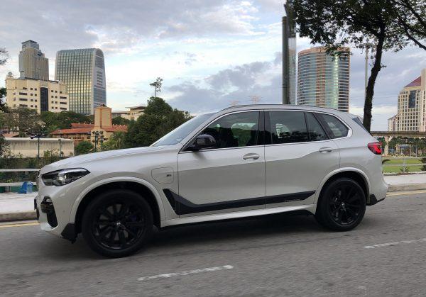 BMW X5 xDrive45e_driving