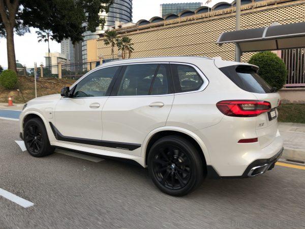 BMW X5 xDrive45e_side view