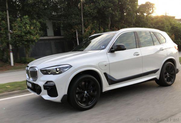 BMW X5 xDrive45e_side view