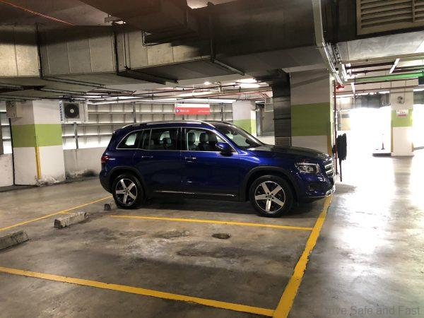 Mercedes-Benz GLB 200_size in parking space