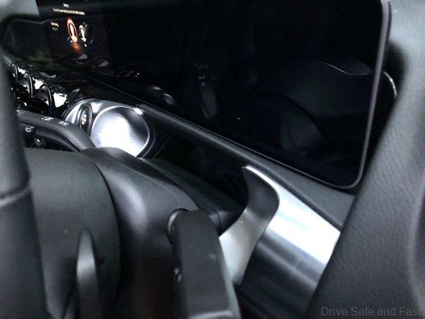 Mercedes-Benz GLB 200_flat screen