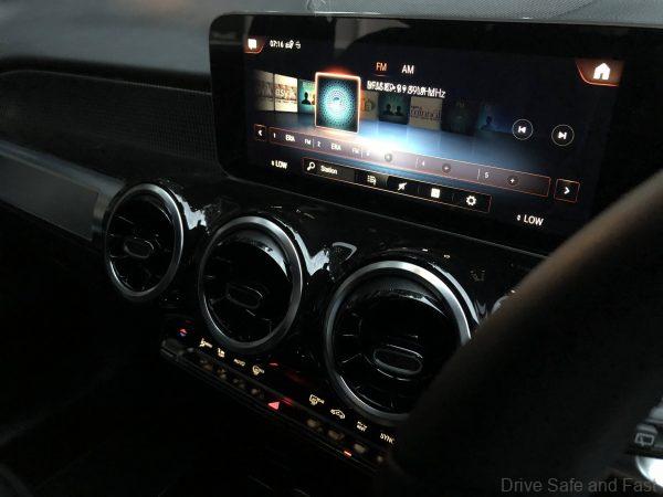 Mercedes-Benz GLB 200_infotainment