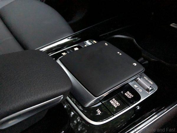 Mercedes-Benz GLB 200_center control