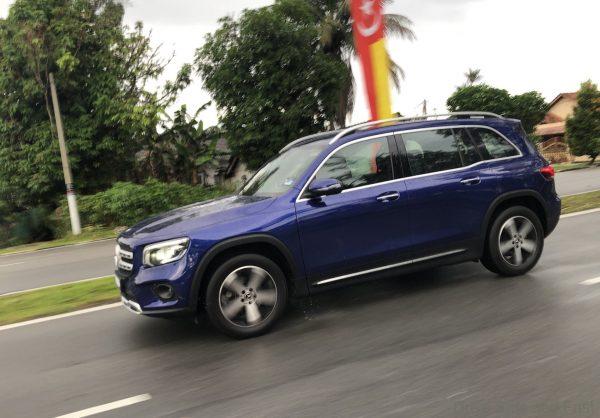 Mercedes-Benz GLB 200_side view