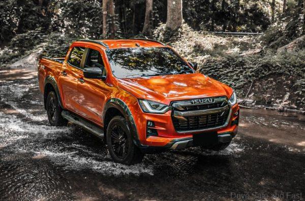 Isuzu D-Max_2020_river crossing
