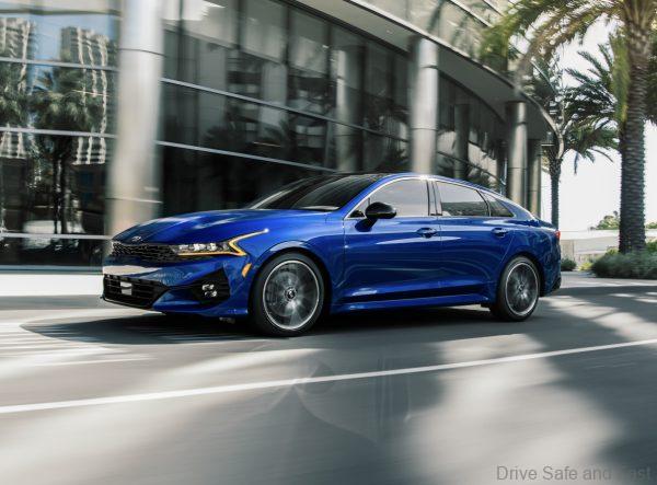 Kia Motors K5 GT_side driving