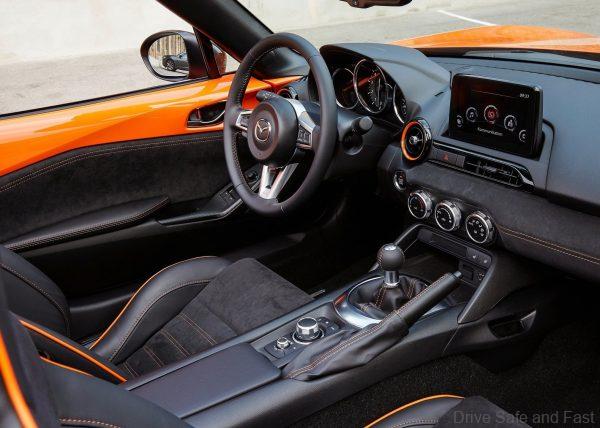 Mazda MX5_cockpit_2021
