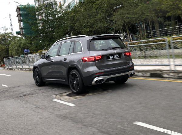 Mercedes GLB 350 AMG_driving