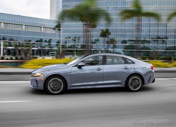 KIA K5 sedan_2021_side view