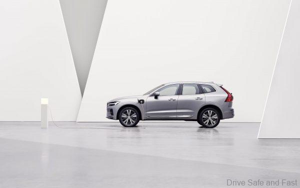 Volvo XC60 Facelift charging, side exterior