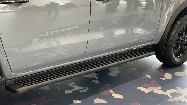 2021 Nissan Navara Pro 4X side step