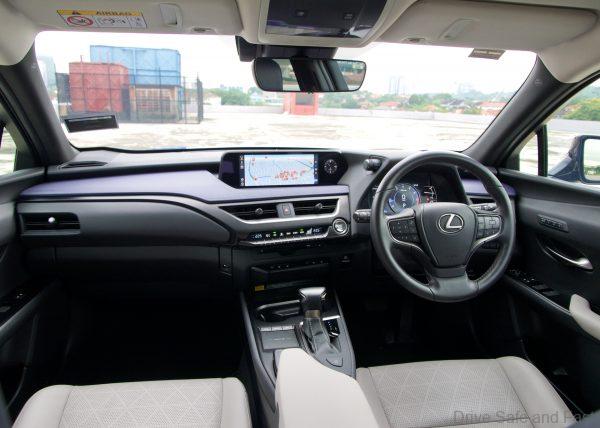 Lexus UX 200 Luxury dashboard