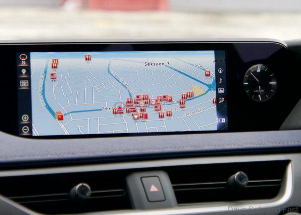 Lexus UX 200 Luxury 10.3" display