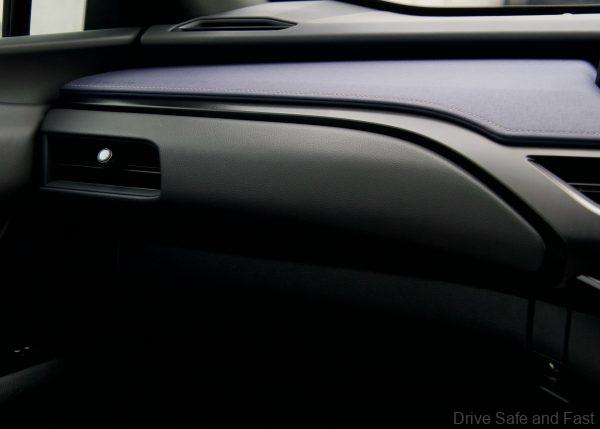 Lexus UX 200 Luxury glovebox