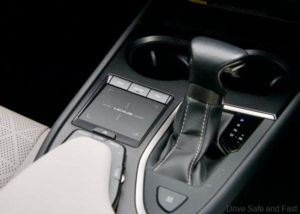Lexus UX 200 Luxury remote touch and gear selector