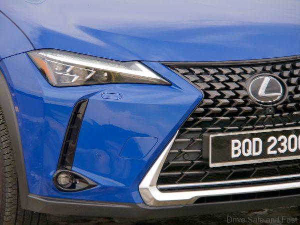 Lexus UX 200 Luxury grille headlight