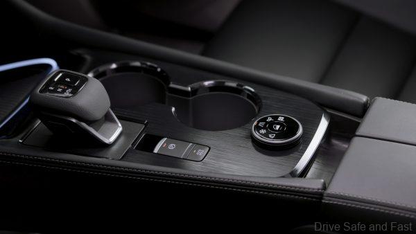 2021 Nissan X-Trail centre console