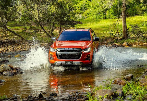 Isuzu D-MAX 2021 model river crossing