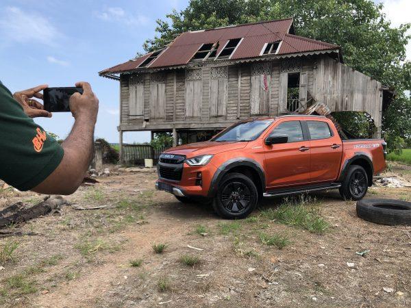 Isuzu D-MAX X-Terrain 3.0L Diesel 4x4_wheels