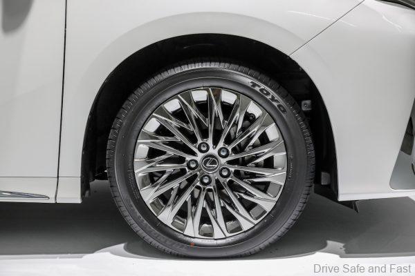 2021 Lexus LM 350 18" rims