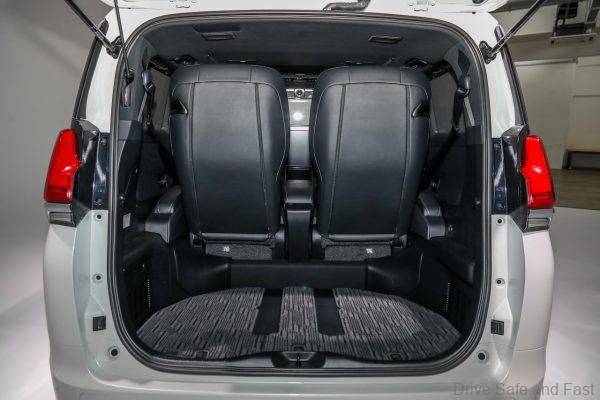 2021 Lexus LM 350 boot space