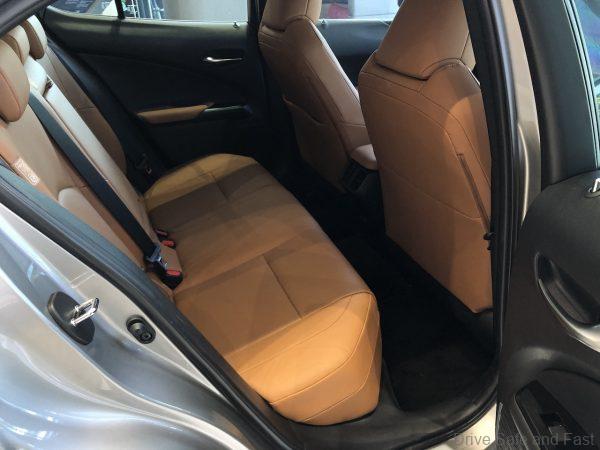 Lexus UX_2021_rear seats