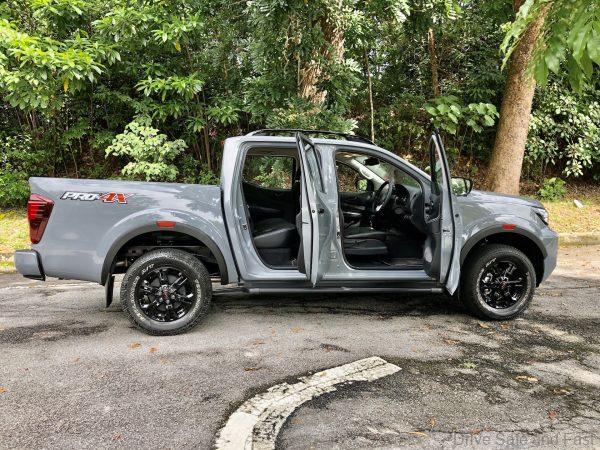 Nissan Navara PRO-4X_side view