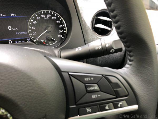Nissan Navara PRO-4X_multifunction steering