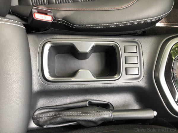 Nissan Navara PRO-4X_front cupholders