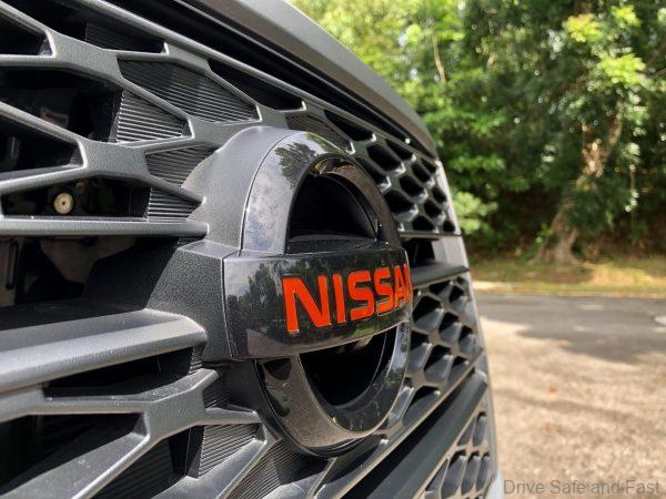 Nissan Navara PRO-4X_front logo