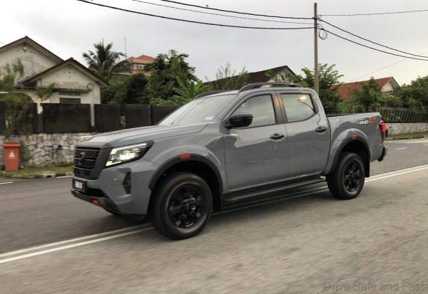 Nissan Navara PRO-4X_side view