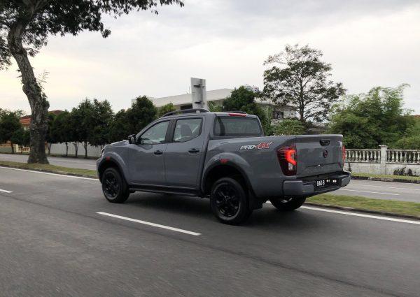 Nissan Navara PRO-4X_moving