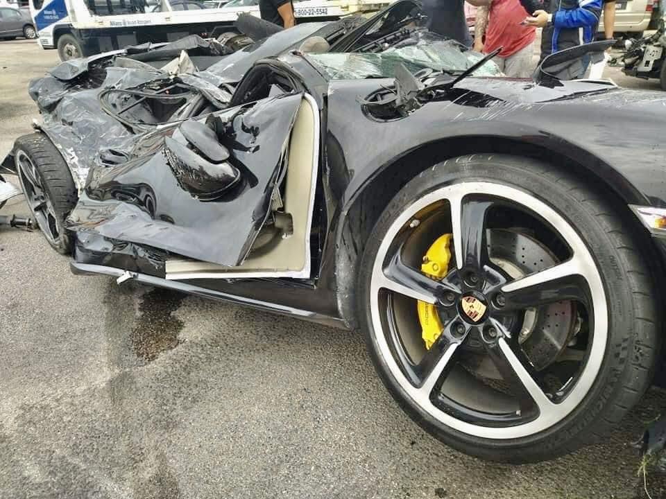 Porsche 911 Driver Loses Control And Hits Oncoming Vellfire