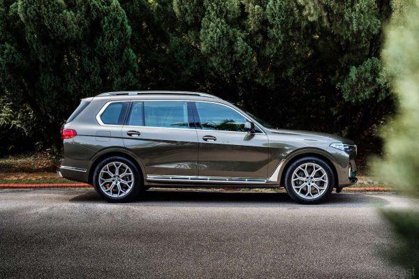 BMW X7 xDrive40i side profile
