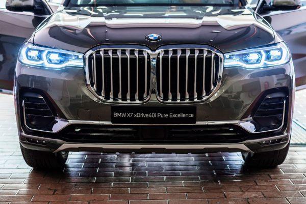 BMW X7 xDrive40i front grille