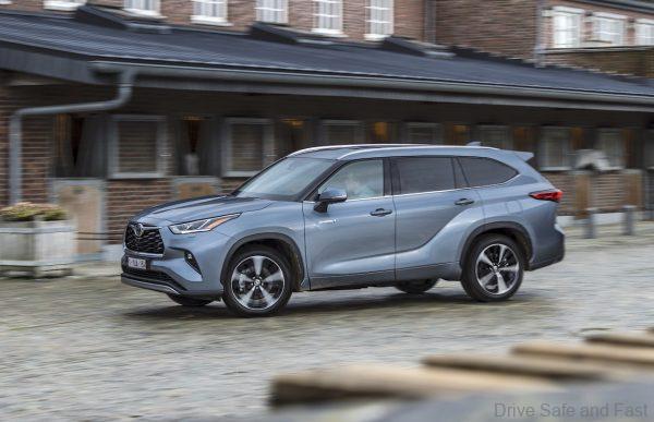 Toyota Highlander Hybrid 2021_side view