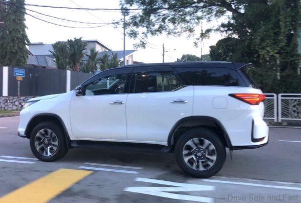 Toyota Fortuner 2.7 SRZ 4x4_side view